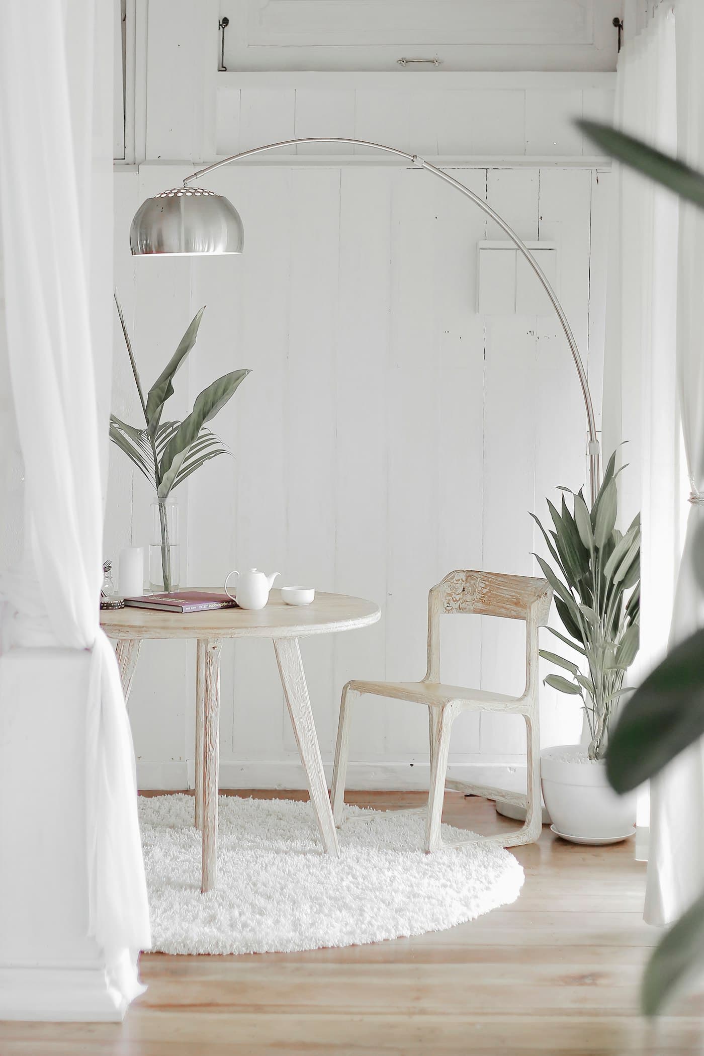 Ruhige, helle Nische mit weichem Licht, Vorhängen und zurückhaltendem Interieur